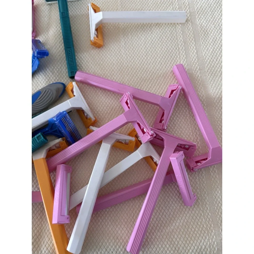 21 Pieces Of Miscellaneous Brand New Disposable‎ Razors, 3424